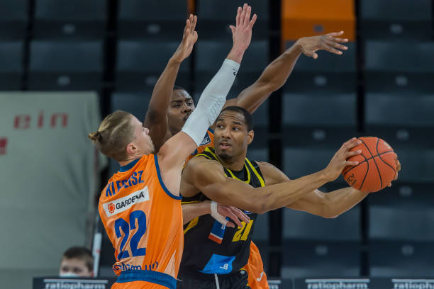 发出雷鸣般 发出雷鸣般